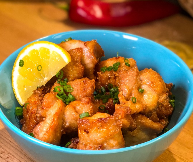 Куриные бедрышки карааге с имбирным соусом Черный перец