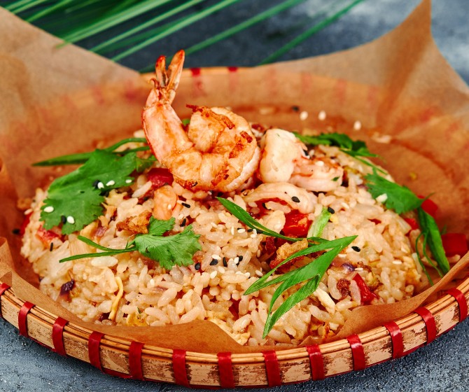 Cơm rang с креветками и овощами 