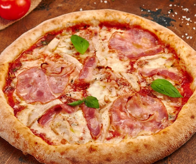 Пицца с беконом, курицей и ветчиной (30 см)