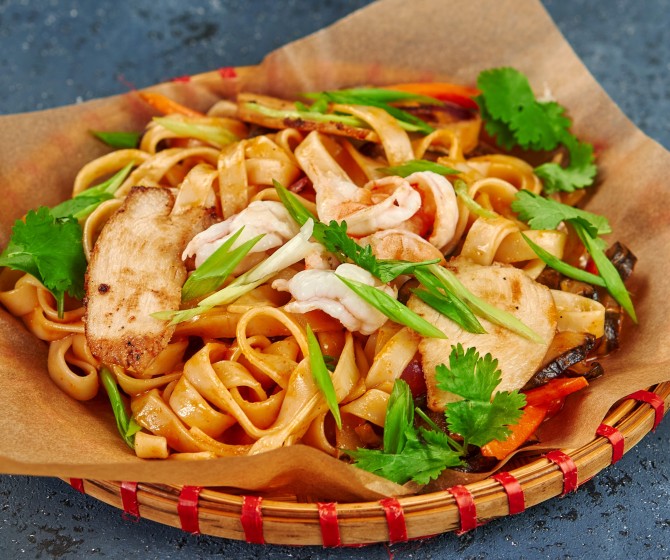 Удон с креветками и курицей в соусе Том Ям