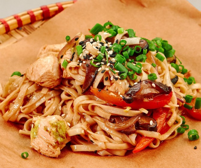 Удон с сезонными овощами и грибами шиитаке